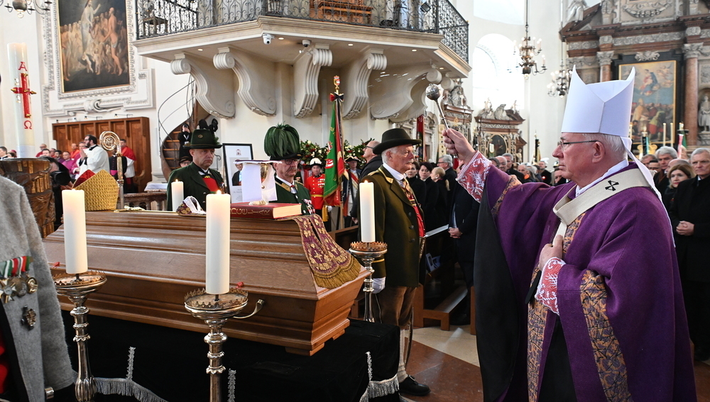 Erzbischof Lackner bei Requiem vor dem Sarg von Alterzbischof Alois Kothgasser am 9. März 2024 im Salzburger Dom