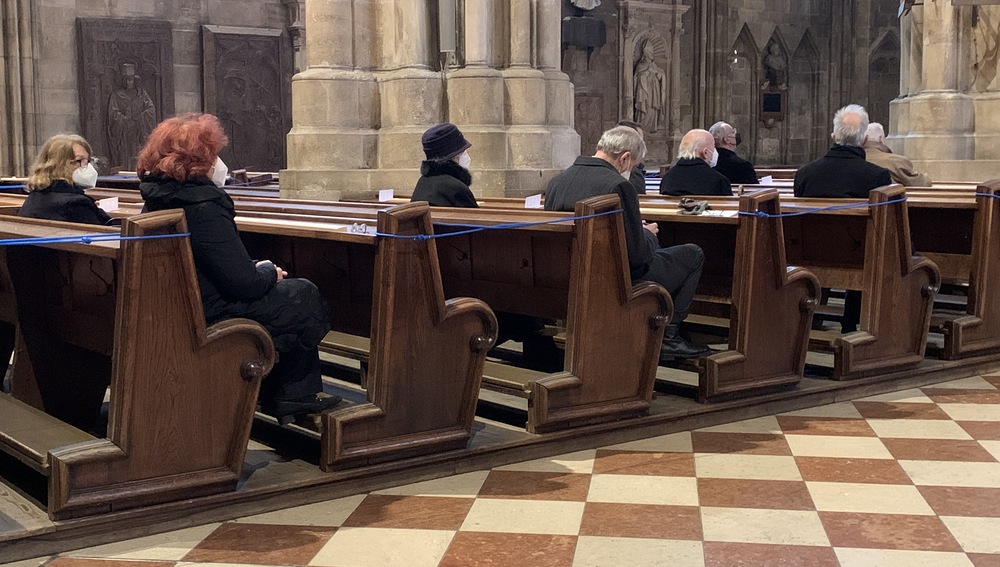 Öffentlicher Gottesdienst - Gläubige mit FFP2-Maske 