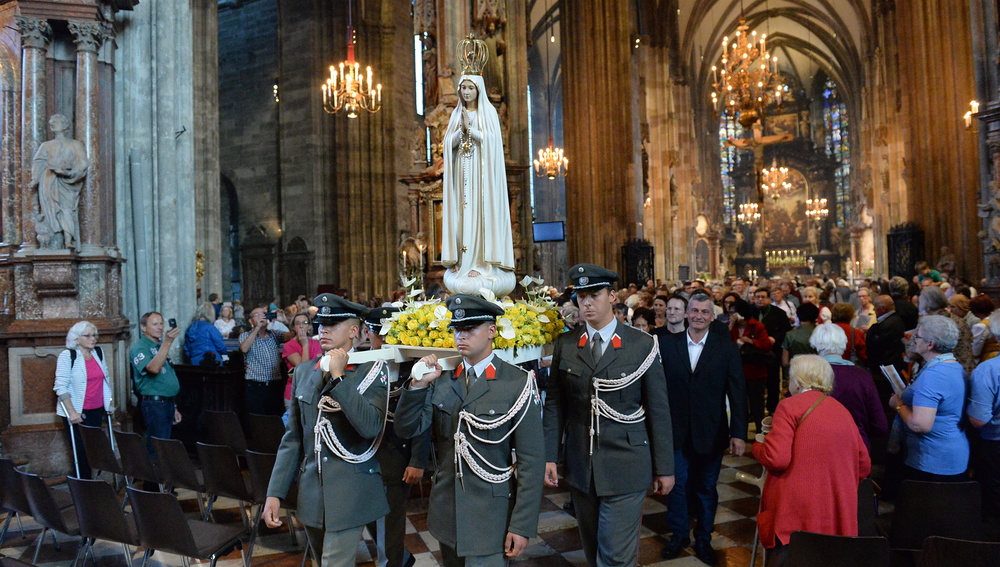 Prozession mit Fatima-Statue bei der Maria Namen-Feier
