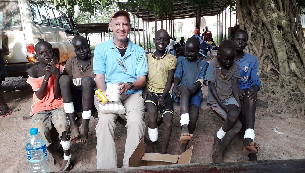 Br. Lothar Wagner bei der medizinischen Betreuung von Straßenkindern in Monrovia