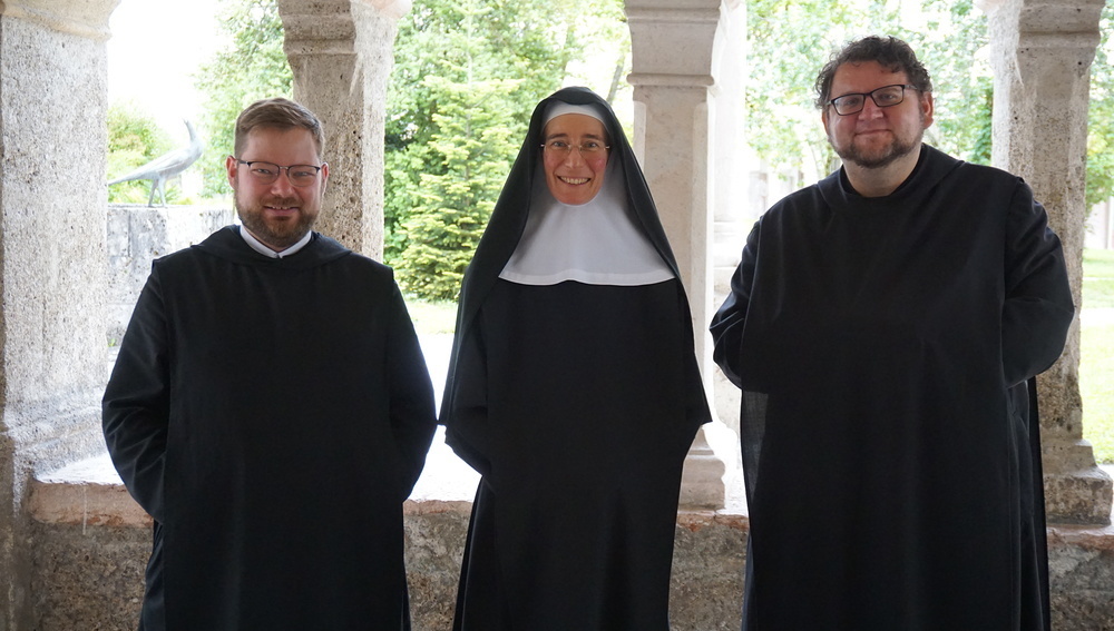 Ordens-Angebot während der Salzburger Hochschulwochen 2023 - v.l.: P. Jakob Auer (St. Peter), Priorin Eva-Maria Saurugg (Nonnberg), Br. Wolfgang Sigler (Münsterschwarzach)