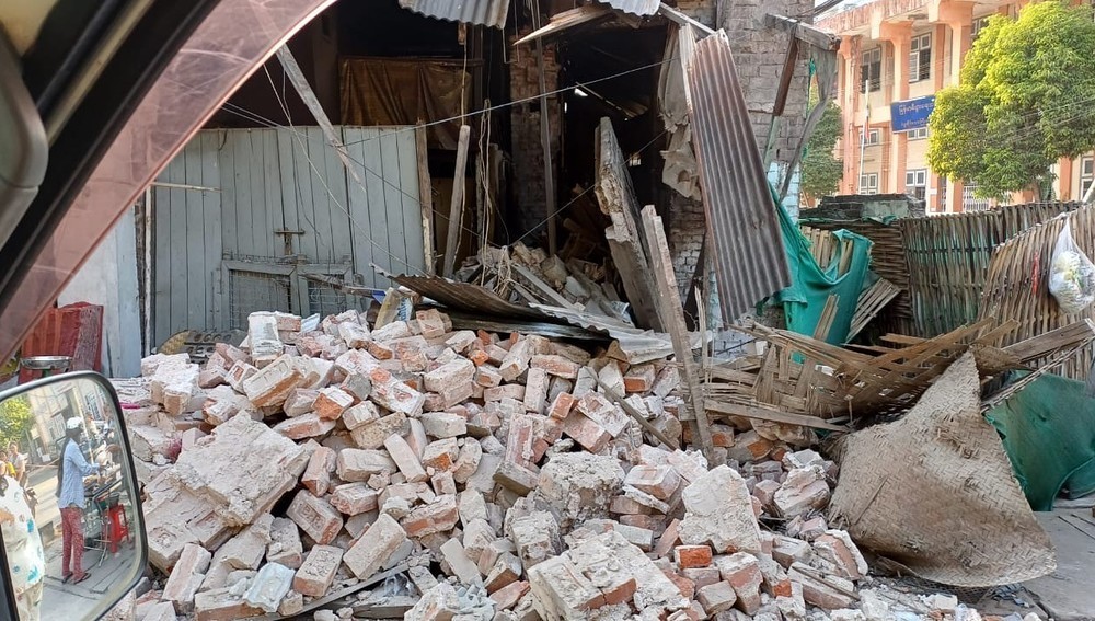 Zerstörtes Haus nach Erdbeben in Myanmar