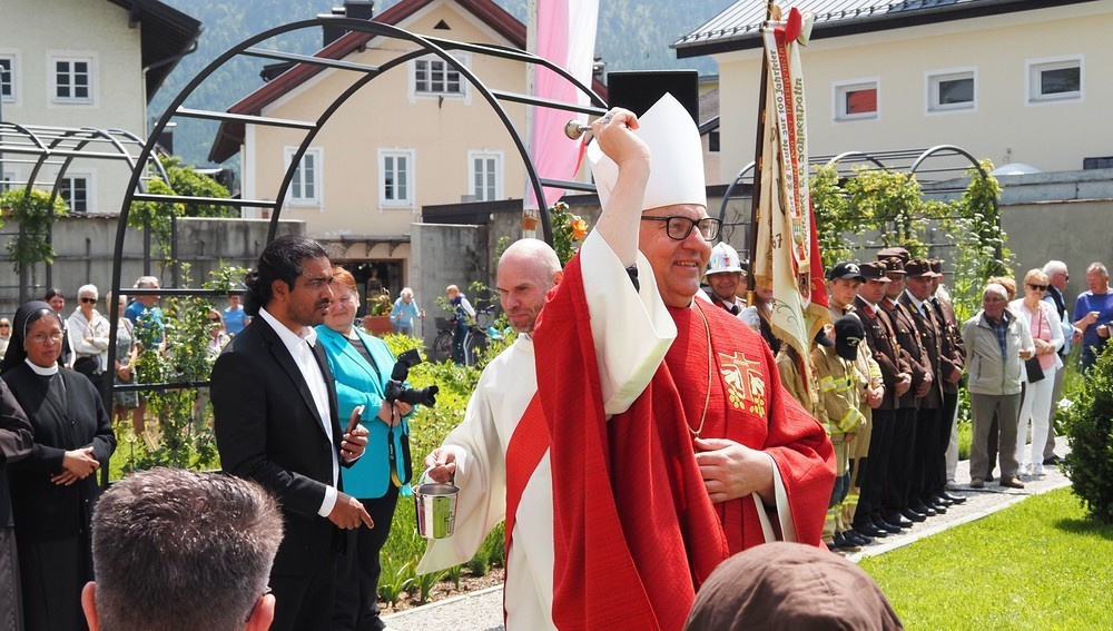 Bischof Glettler segnete neu eröffneten Klostergarten in Reutte in Tirol