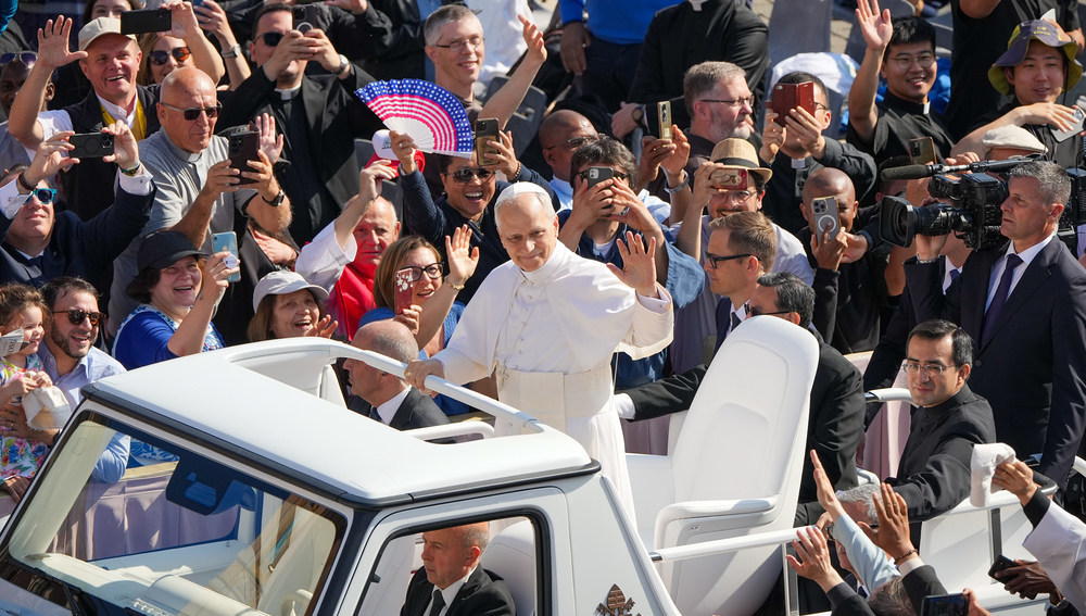 Papst Leo XIV. im Papamobil grüßt Menschen