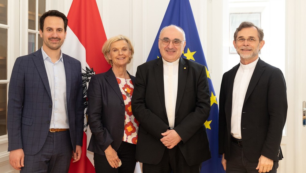Besuch am 15. April 2025 in Wien - v.l.: BM Christoph Wiederkehr (NEOS), Schulamtsleiterin Andrea Pinz, Bischof Wilhelm Krautwaschl, Apostolischer Administrator Josef Grünwidl