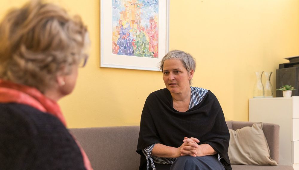 Verena Osanna (re.) mit einer Besucherin der 'Gesprächsinsel'