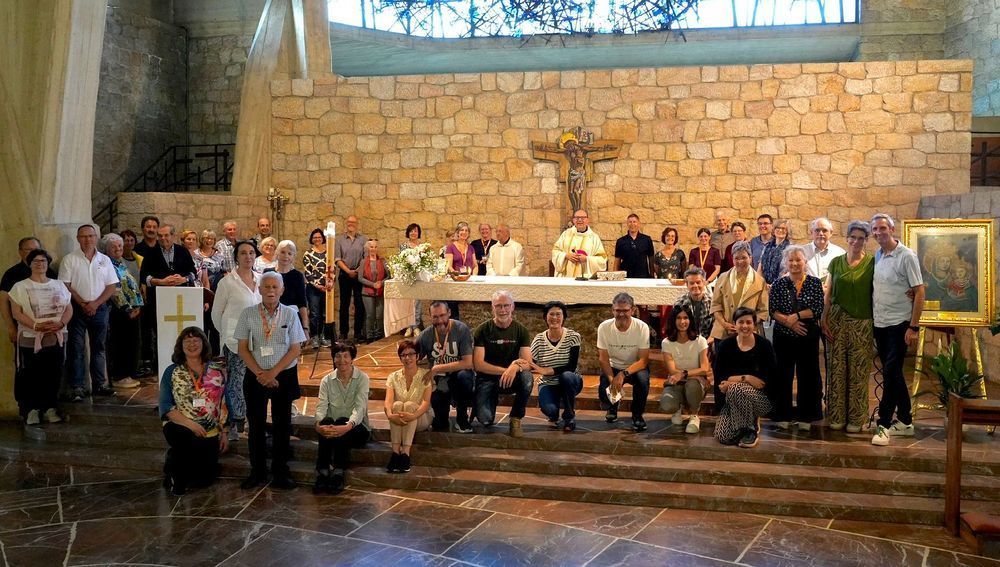 Bischof Glettler mit Teilnehmern der Heiligjahr-Familienwallfahrt bei Gottesdienst in Florenz