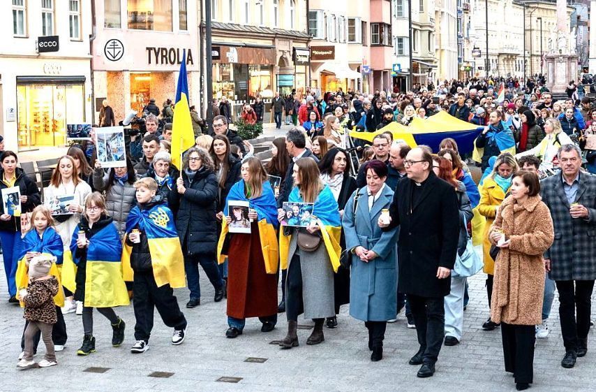 Bischof Glettler bei Innsbrucker Demonstration zum Kriegs-Jahrestag in der Ukraine