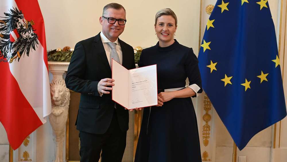 Wien, 18.12 2024: Paul Wuthe und Bundesministerin Susanne Raab