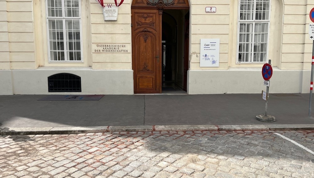 Eingang zur Akademie der Wissenschaften nach Kunstblut-Attacke
