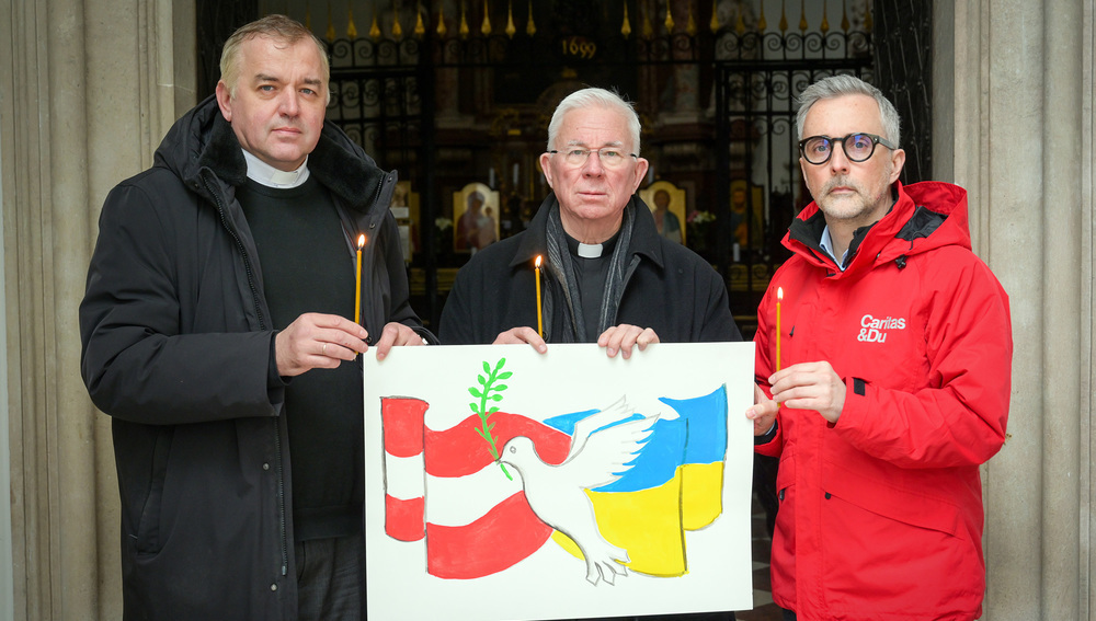 Solidaritätsbekundung mit der Ukraine zum 4. Jahrestag des russischen Angriffs am 24. Februar 2026 - v.l. P. Vitaliy Mykytyn, Erzbischof Franz Lackner, Caritas-Salzburg-Direktor Kurt Sonneck