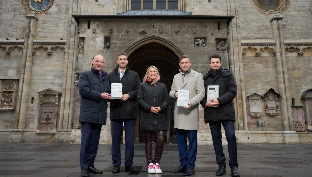 Mit Smartmeter vor dem Stephansdom (v.l.) Dompfarrer Faber, Bezirksvorsteher Figl, Wiener-Netze-GF Hirt, Stadtrat Hanke, Siemens-Geschäftsbereich-Leiter Tesch