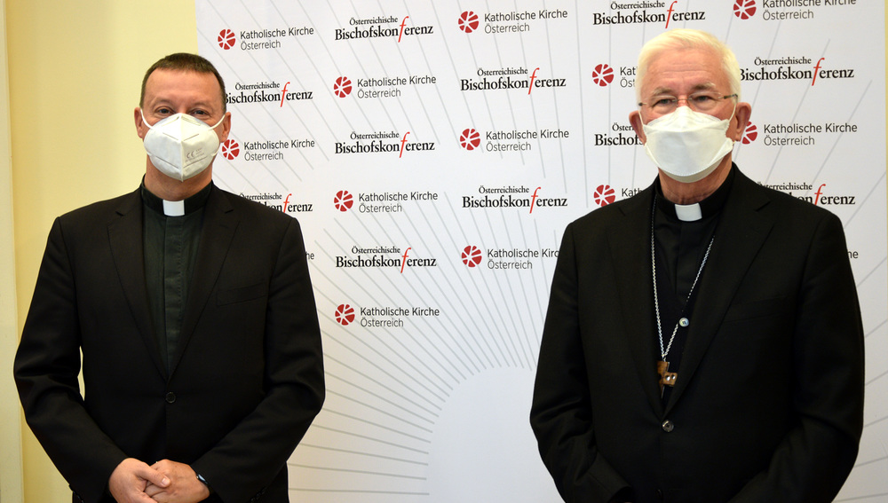 Pressekonferenz zum Ende der Herbstvollversammlung der Bischofskonferenz am 13. November 2020 in Wien mit Erzbischof Franz Lackner - v.l.: Bischofskonferenz-Generalsekretär Peter Schipka, Erzbischof Franz Lackner