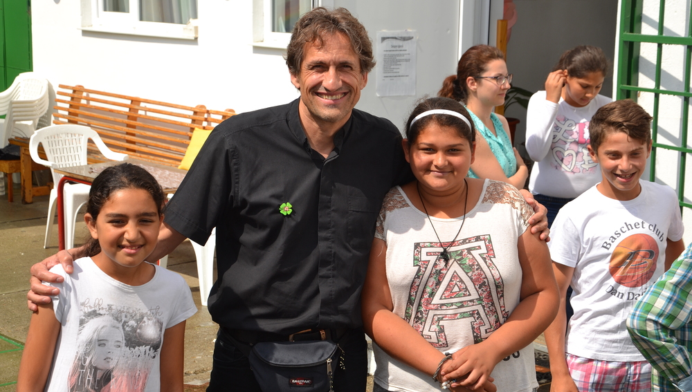 P. Markus Inama SJ, Vorstand von Concordia, mit Schützlingen in Rumänien