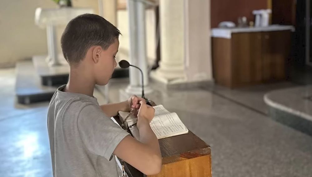 Palästinensisches Kind betet in Kirchen von Gaza-Stadt den Rosenkranz