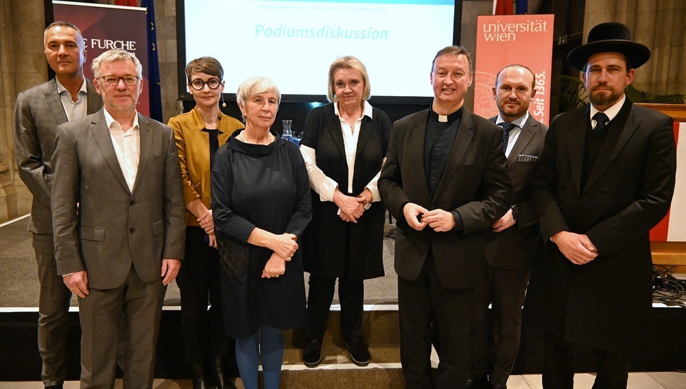 Podium am 28. November 2023 in Wien - v.l. Karl-Heinz Grundböck, Johann Schelkshorn, Doris Helmberger-Fleckl, Sieglinde Rosenberger, Regina Polak, Peter Schipka, Ümit Vural, Schlomo Hofmeister