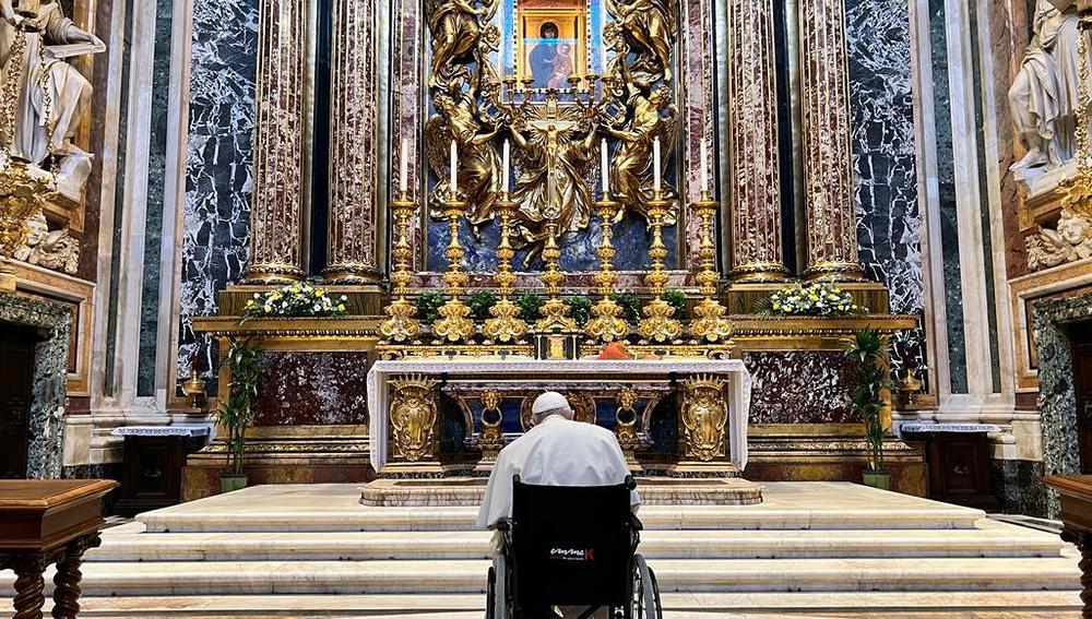 Papst betet vor Marienikone Salus Populi Romani in Santa Maria Maggiore