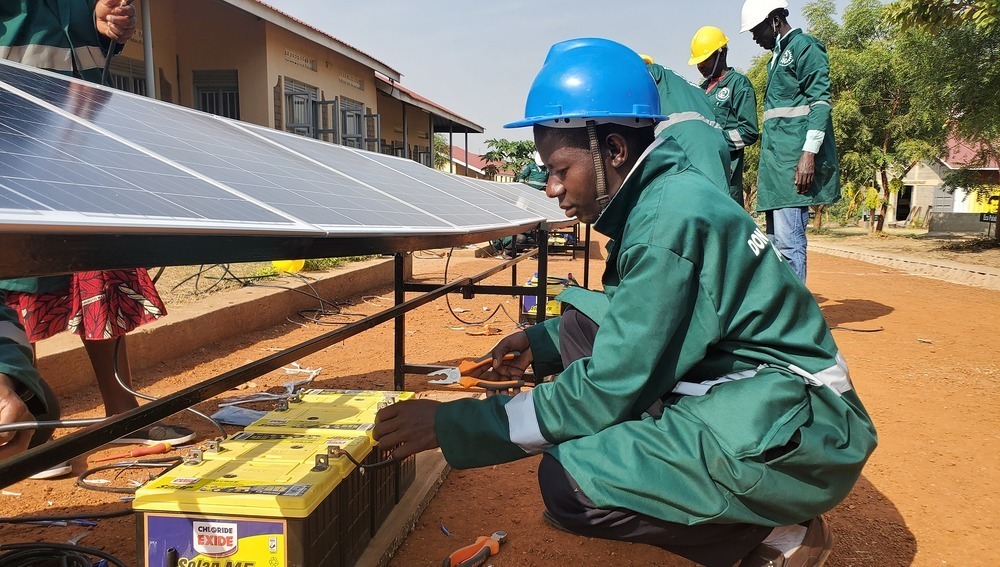 Von 'Jugend Eine Welt' initiiertes Solar-Ausbildungsprogramm: Teilnehmende im Technik-Kurs im Don-Bosco-Zentrum Palabek, Uganda, 18. Februar 2022
