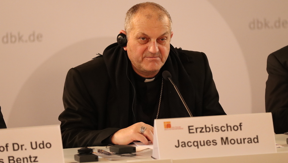 Jacques Mourad, Erzbischof von Homs, am 11.3.2025 bei einer Pressekonferenz mit Vertretern der Deutschen Bischofskonferenz