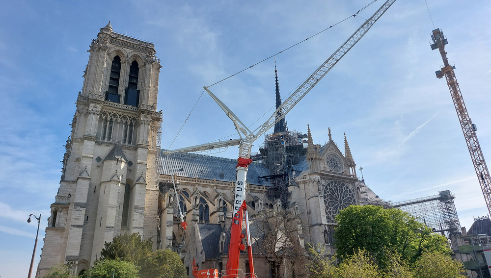 Kathedrale Notre-Dame de Paris im April 2025 mit Baukran