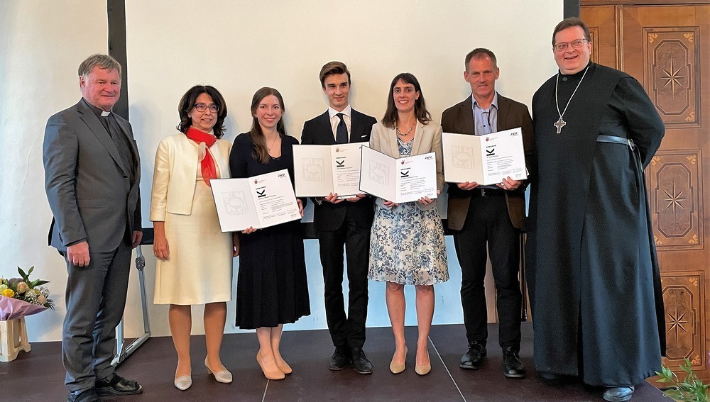 Verleihung am 13. Juli 2023 - v.l. Bischof Manfred Scheuer, Prof. Birgit Feldbauer-Durstmüller (JKU), Elisabeth Höftberger, Georg Balthasar Deinhammer, Isabelle Jonveaux, Hermann Keplinger, Abt Maximilian Neulinger (Stift Lambach)