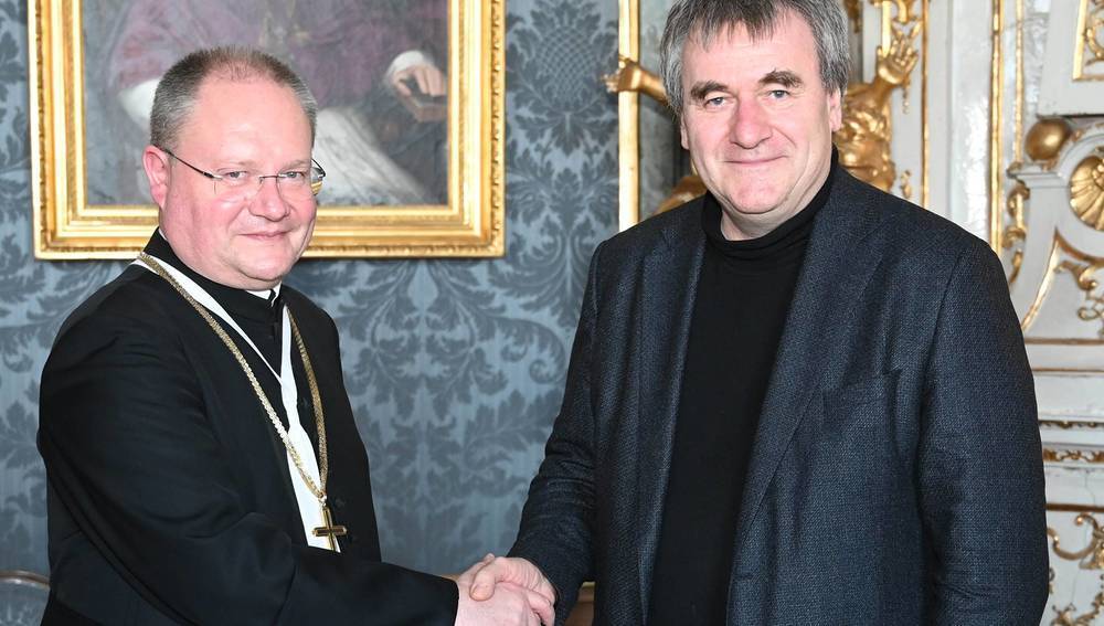 Propst Höslinger bei Unterstützungserklärung mit sich Kindernothilfe-Österreich-Geschäftsleiter Gottfried Mernyi