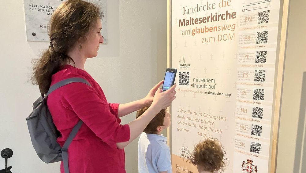 Frau mit zwei Kindern auf Wiener Innenstadt-Pilgergweg