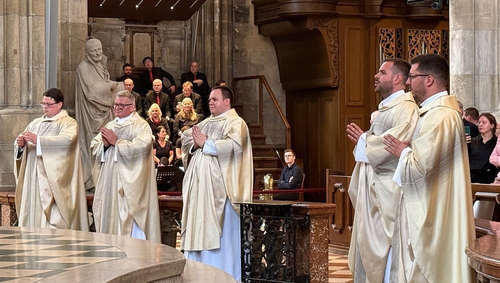 Neupriester bei Weihe im Wiener Stephansdom