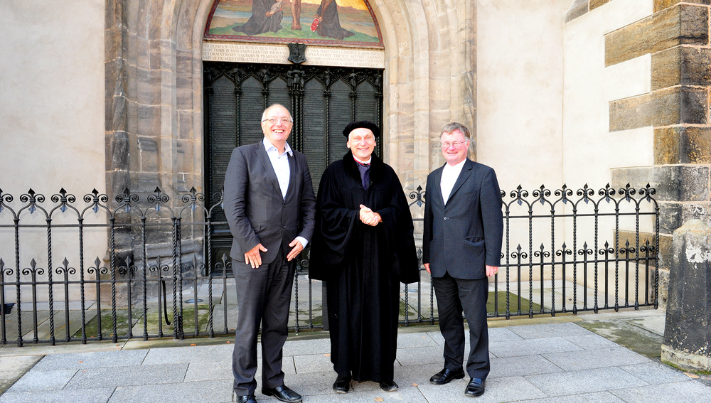 Bischof Michael Bünker, Martin Luther (Kirchenmeister Bernhard Naumann), Bischof Manfred Scheuer (Tor der Schlosskirche Wittenberg)