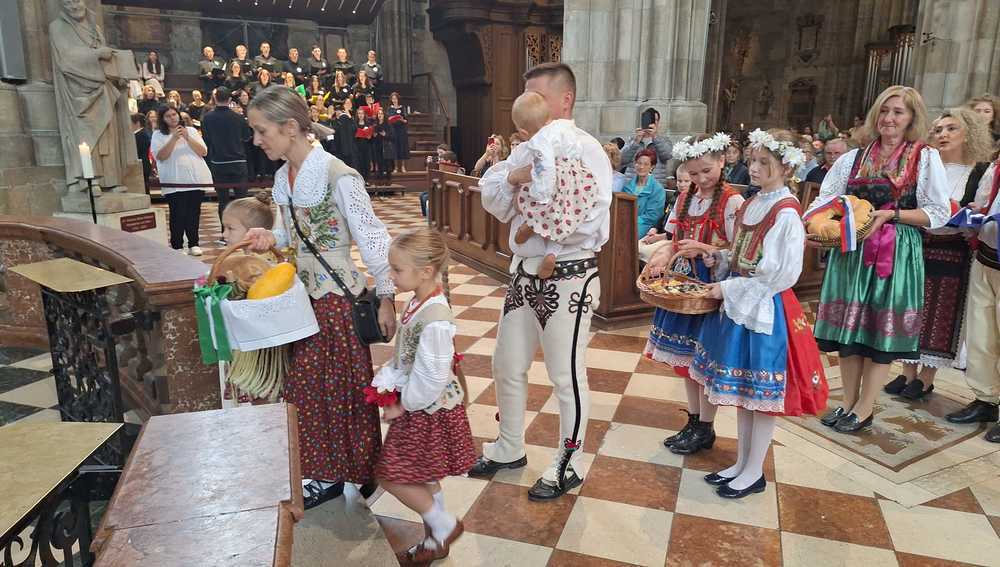Gabenprozession beim 'Sonntag der Völker'