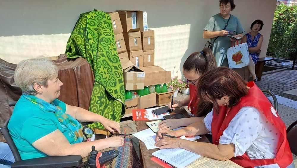 Caritas-Mitarbeiterinnen in der Ukraine bei Hilfsmaßnahmen