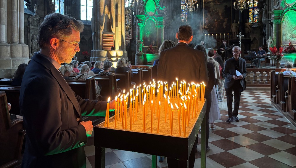 Gedenken an die Opfer des Grazer Amoklaufs im Wiener Stephansdom mit dem Apostolischen Administrator Josef Grünwidl