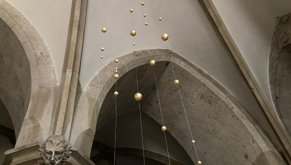 Rauminstallation „In Schwebe der Klang“ macht e-moll-Messe von Anton Bruckner visuell erlebbar 