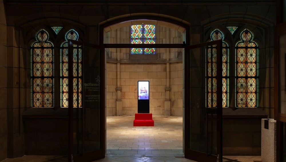 Künstlerin Bernadette Huber und ihre Installation „Die neue Familie“ im Kunstraum des Mariendoms