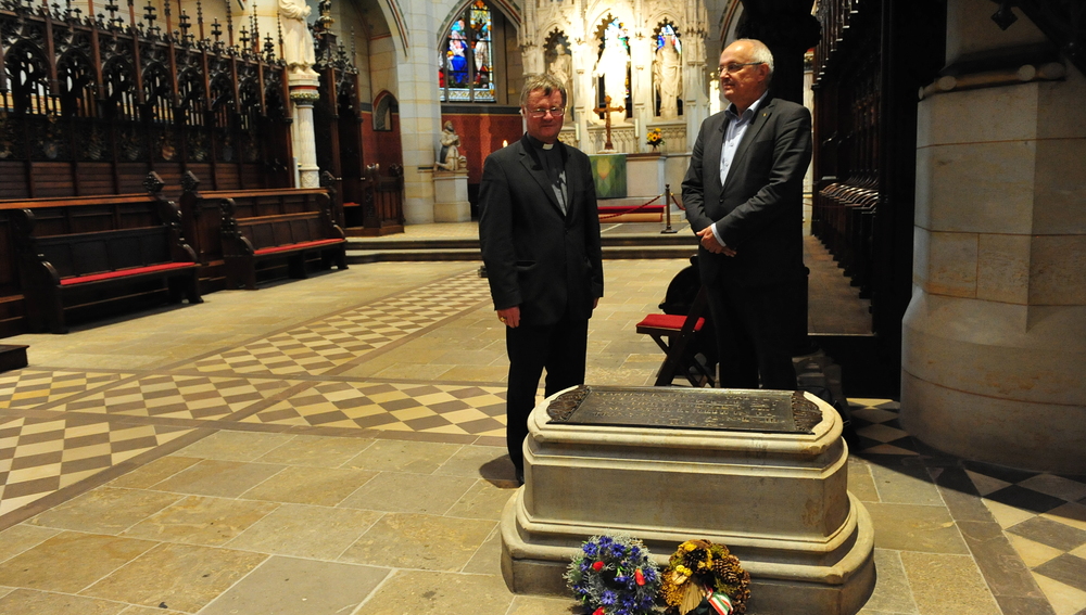Bischof Manfred Scheuer und Bischof Michael Bünker am Luther-Grab (Schlosskirche Wittenberg)