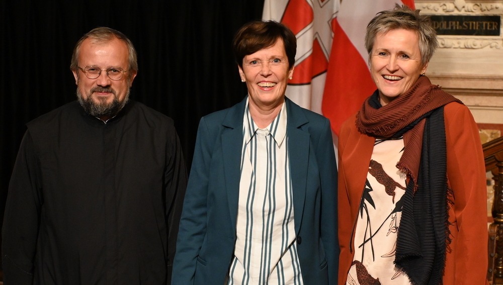 v.l.: Prof. Cyril Hovorun (Festvortragender), Prof. Andrea Lehner-Hartmann (Dekanin), Prof. Christa Schnabl (Vizerektorin) beim 'Dies facultatis' der Kath.-Theol. Fakultät Wien am 16. Oktober 2023