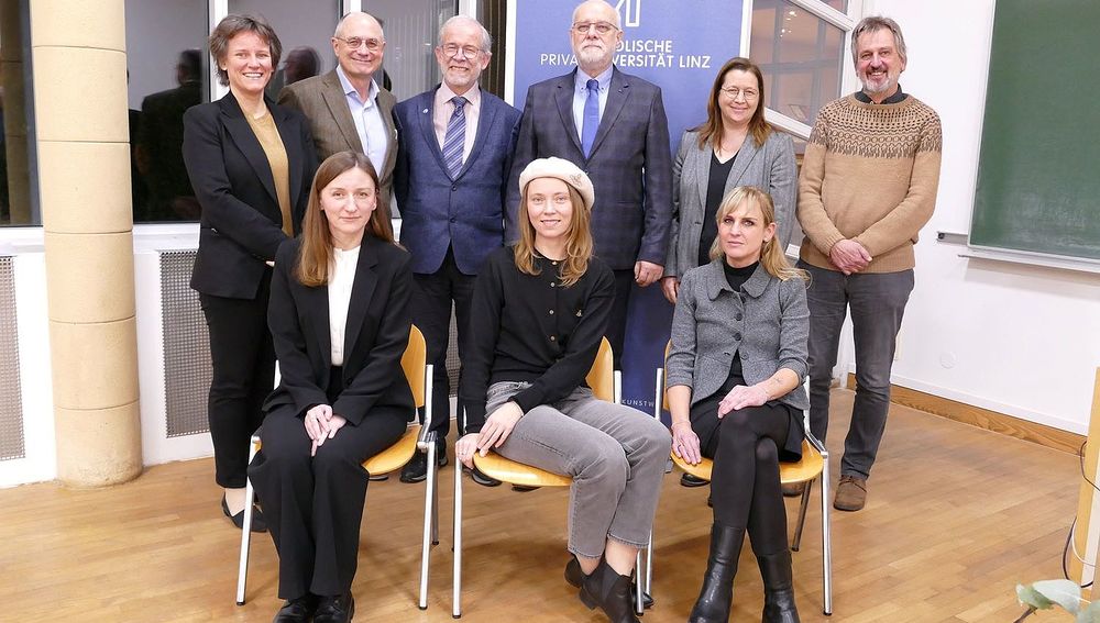Vizerektorin Klara-Antonia Csiszar, Heinz-Gerhard Justenhoven, Michael Rosenberger, András Máté-Tóth, Katja Winkler, Pete Hämmerle. Sitzend von links: Khrystyna Fostyak, Julia Beliaeva, Julia Allerstorfer-Hertel