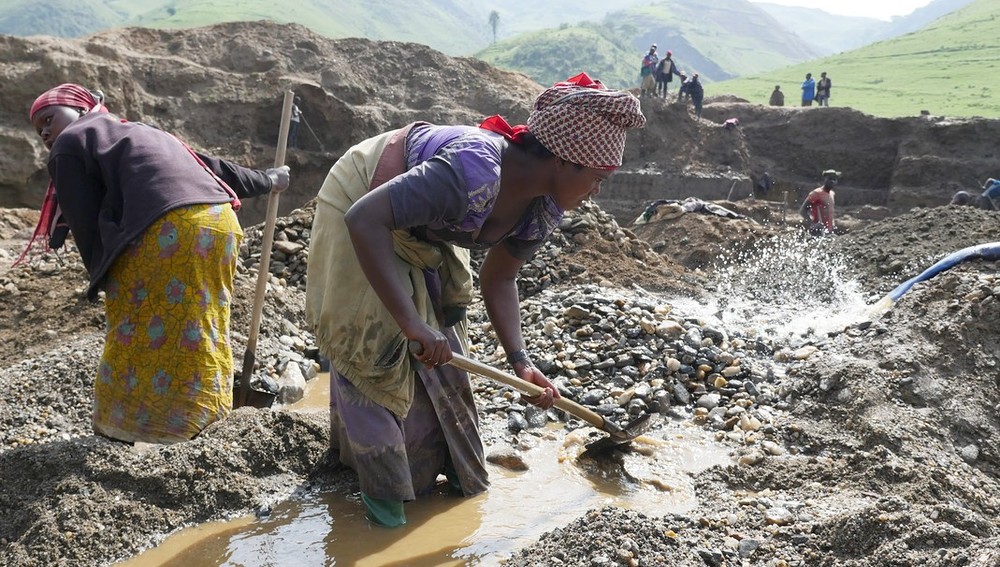 Frauen beim Schürfen nach Rohstoffen