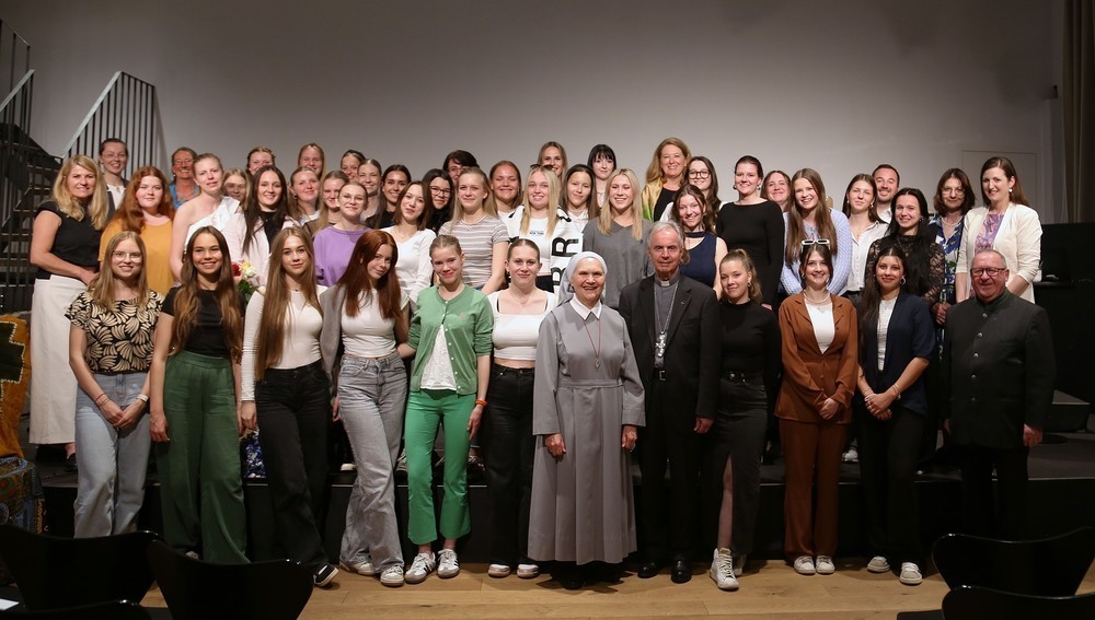Weihbischof Hansjörg Hofer überreichte die Preise des Ledóchowska Schul-Awards an Schülerinnen von fünf Projektgruppen.