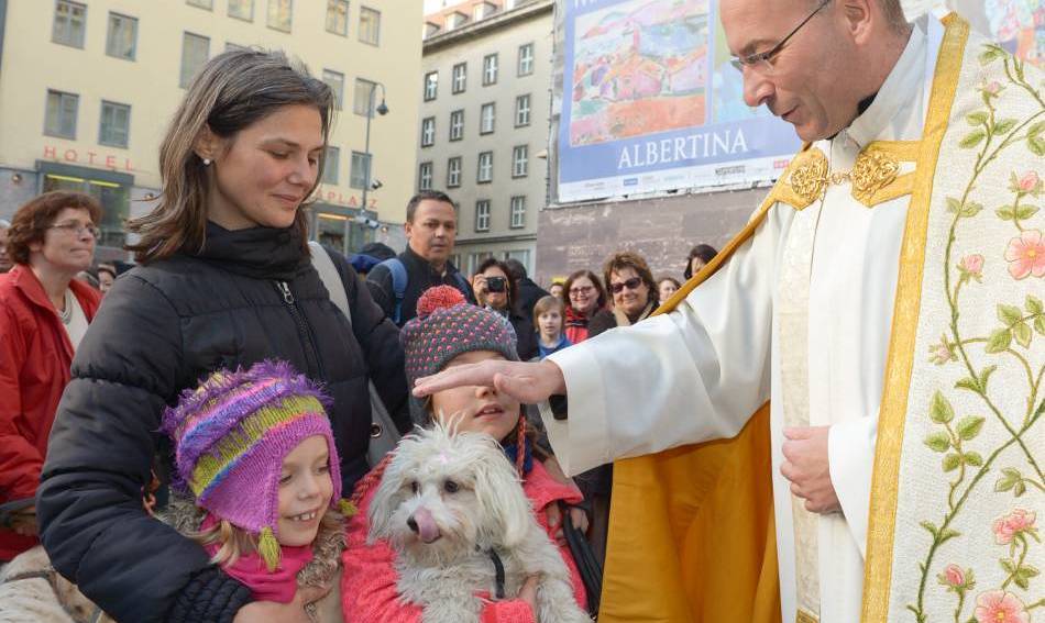 Tiersegnung am Wiener Stephansplatz