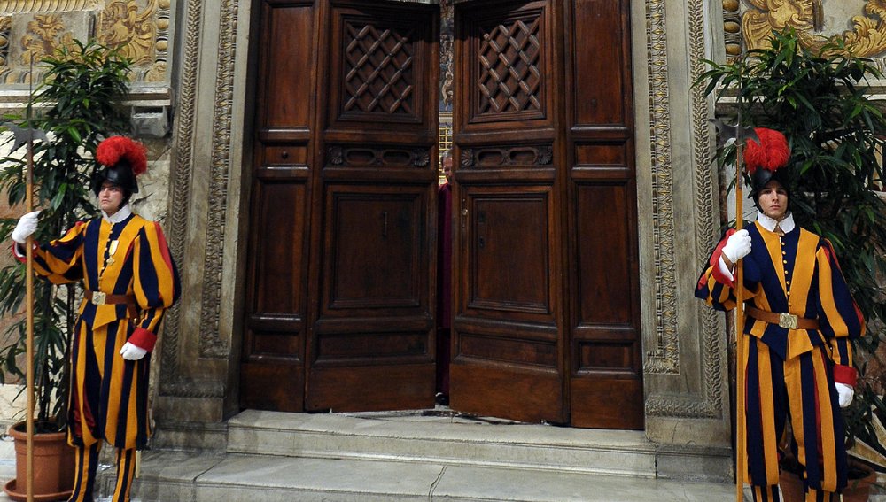 Beginn des Konklave am 12. März 2013Bild: Schweizer Gardisten bewachen die Tür zur Sixtinischen Kapelle. REUTERS/Osservatore Romano (VATICAN  - Tags: RELIGION TPX IMAGES OF THE DAY) FOR EDITORIAL USE ONLY. NOT FOR SALE FOR MARKETING OR ADVERTISING 