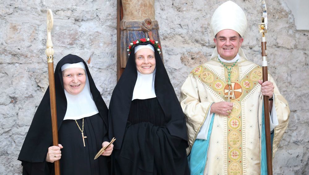 M. Veronika Kronlachner OSB (Äbtissin des Stiftes Nonnberg), Neuprofessin Sr. Maria Gratia Waldner OSB und Ivo Muser (Bischof der Diözese Bozen-Brixen) nach Festmesse im Stift Nonnberg am 12. August 2023