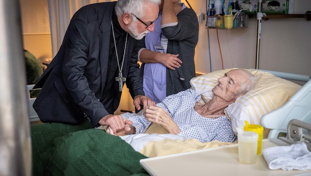 Bischof Marketz bei Besuch der Palliativstation im Klinikum Klagenfurt