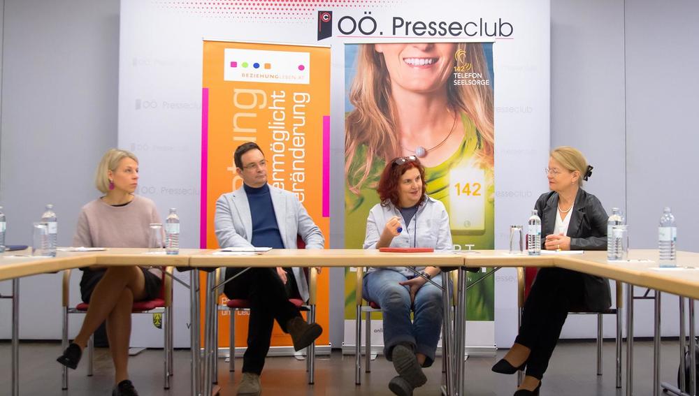 V. l.: Barbara Lanzerstorfer-Holzner (TelefonSeelsorge O? - Notruf 142), Klemens Hafner-Hanner (Teamleitung Familienberatung der Di?zese Linz, BEZIEHUNGLEBEN.AT), Mechthild Schroeter-Rupieper (Familientrauerbegleiterin und Autorin), Silvia Breitwiese