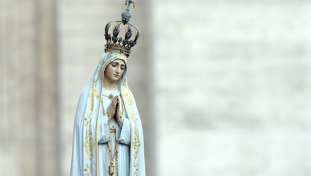 Die Originalstatue der Madonna von Fatima während eines Rosenkranzgebets mit Papst Franziskus am 12. Oktober 2013 auf dem Petersplatz.
