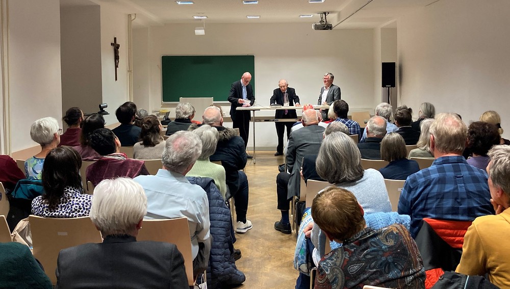 Podium in Wien am 8. November 2023 zum Thema 'Nationalismus - Gefahr für Freiheit und Demokratie'