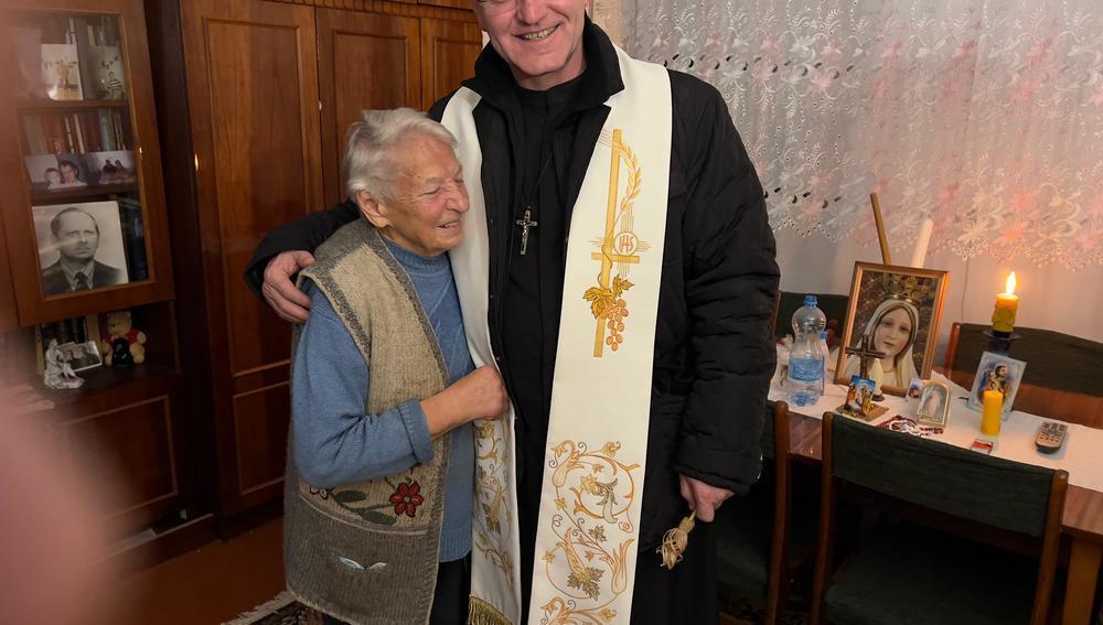 P. Jozef Gwozdz SVD mit älterer Frau in der Südwestukraine