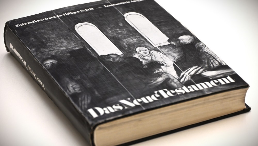 Ab 1975 zeigte der Umschlag der Schulbibeln (Neues Testament) in Österreich einen Ausschnitt aus dem 'Plötzenseer Totentanz' von Alfred Hrdlicka (1928-2009)
