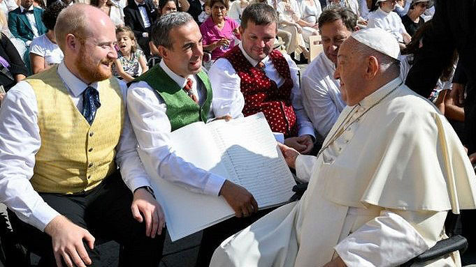 Übergabe Partitur der Messe für Barmherzigkeit an Papst Franziskus am 28.8.2024 auf dem Petersplatz