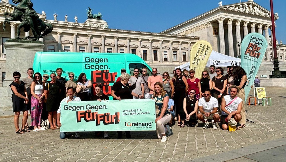 Caritas 'Füreinand´'-Tourbus vor dem Parlament in Wien